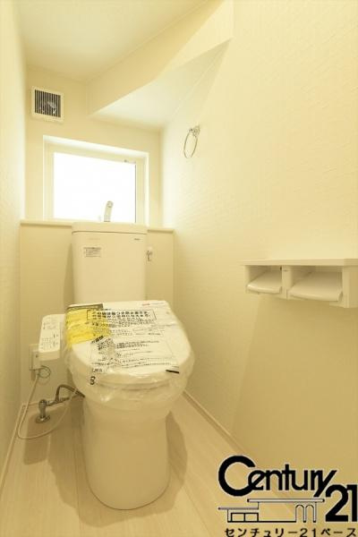 ファーストタウン池部 ２号地 ／一戸建のトイレ|■現地撮影写真■１階はウォシュレット付き！フチなし＆くるっと洗浄でお手入れもしやすいです！