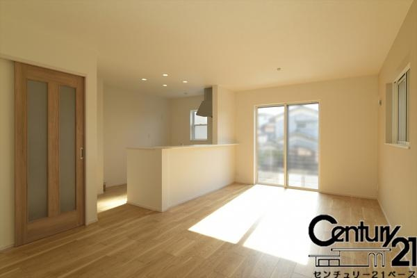 ファーストタウン池部 ２号地 ／一戸建の居間・リビング|■現地撮影写真■窓ガラスは紫外線７６％カットで安心のLOW-Eペアガラスを採用！結露防止にも効果的です！