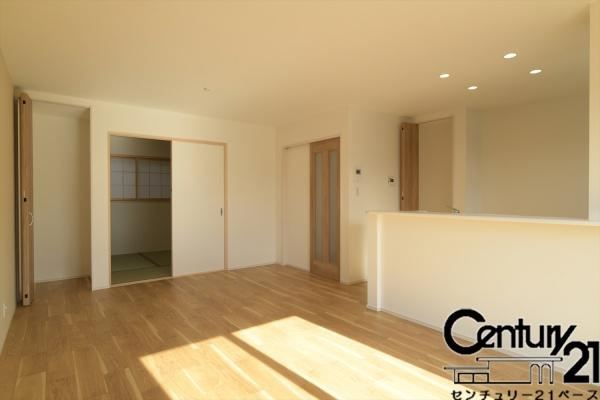 ファーストタウン池部 ２号地 ／一戸建の居間・リビング|■現地撮影写真■リビング横の和室と合わせて２０帖！ご家族でゆったりくつろげます！