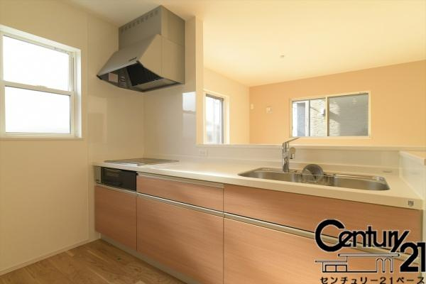 ファーストタウン池部 ２号地 ／一戸建のキッチン|■現地撮影写真■静音シンク、人工大理石天板のシステムキッチンは浄水機能付です！