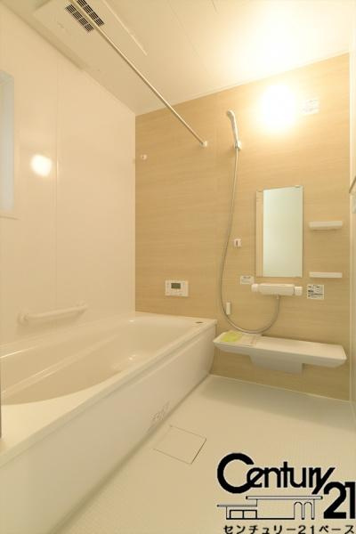 ファーストタウン池部 ２号地 ／一戸建の浴室|■現地撮影写真■浴室暖房乾燥機付のゆったり１坪サイズ！足を伸ばしての入浴は疲れも癒してくれます！