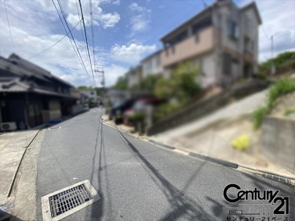 香芝市関屋の売地の前面道路含む現地写真|■現地撮影写真■小中学校まで徒歩約12分！お子様も安心して通えますね！