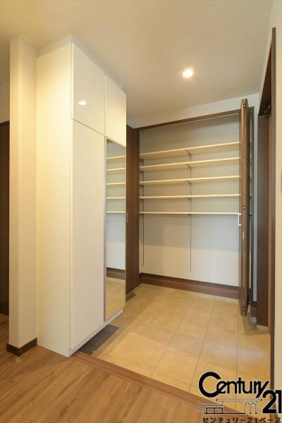 香芝市磯壁５丁目 ４号地／一戸建の玄関|■現地撮影写真■広々土間収納！履物の他にも傘立てやベビーカーも仕舞えます！