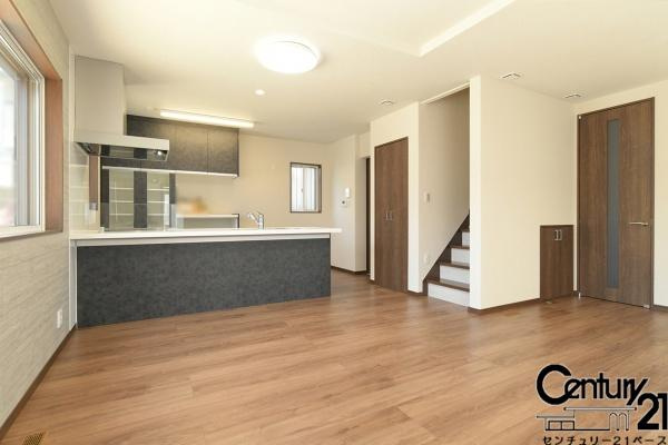 香芝市磯壁５丁目 ４号地／一戸建の居間・リビング|■現地撮影写真■約１８.３帖のゆったりとしたＬＤＫでほっこり家族時間！