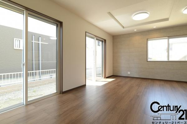 香芝市磯壁５丁目 ４号地／一戸建の居間・リビング|■現地撮影写真■窓が多く明るい光に包まれます！