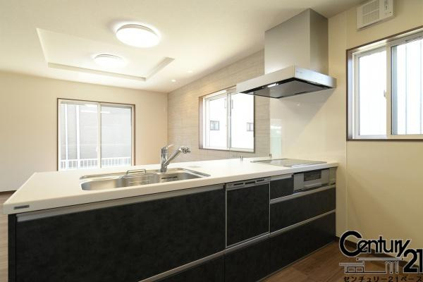 香芝市磯壁５丁目 ４号地／一戸建のキッチン|■現地撮影写真■使い勝手の良いシステムキッチン！ＩＨコンロでお掃除楽々！