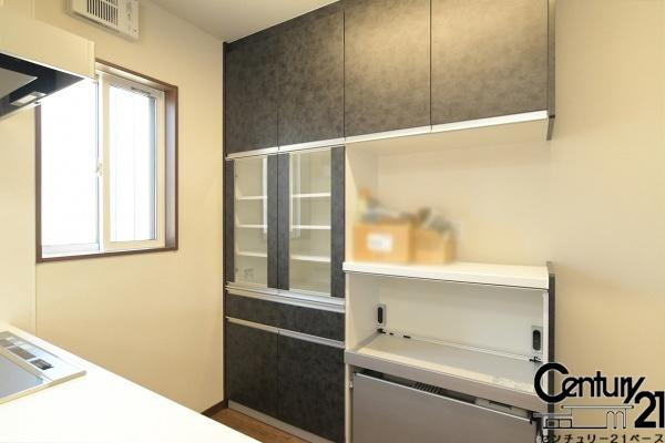 香芝市磯壁５丁目 ４号地／一戸建のキッチン|■現地撮影写真■収納棚完備でキッチンがすっきりと片付きます！