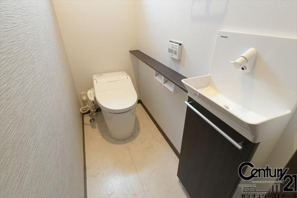 香芝市磯壁５丁目 ４号地／一戸建のトイレ|■現地撮影写真■専用の手洗い場付で便利！収納も完備です！