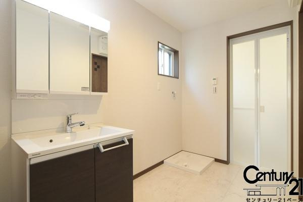 香芝市磯壁５丁目 ４号地／一戸建の独立洗面台|■現地撮影写真■三面鏡タイプのミラーキャビネット！洗濯パンも完備です！