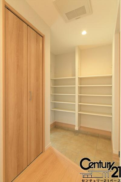 香芝市磯壁５丁目 ２号地／一戸建の玄関|■現地撮影写真■玄関には広々土間収納があります！履物の他にも傘立てやベビーカーも仕舞えます！