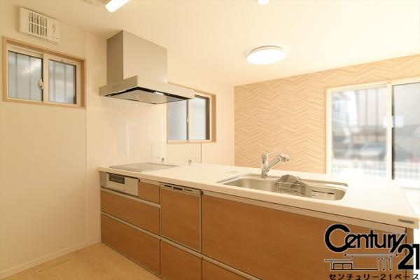 香芝市磯壁５丁目 ２号地／一戸建のキッチン|■現地撮影写真■明るい光が射し込むキッチンです！