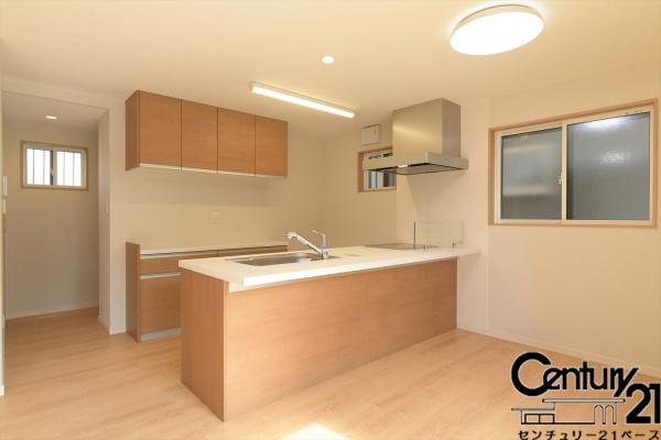 香芝市磯壁５丁目 ２号地／一戸建のキッチン|■現地撮影写真■収納力と使いやすさを追求したシステムキッチンです！