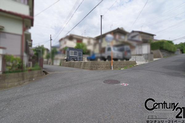 北葛城郡上牧町松里園２丁目の売地の前面道路含む現地写真|■現地撮影写真■南側・西側の前面道路はそれぞれ幅４ｍ！