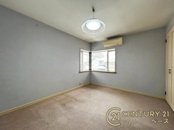 宇陀市榛原ひのき坂３丁目の中古一戸建の洋室|■現地撮影写真■こちらは落ち着いた７.２帖の出窓のある洋室となっております！