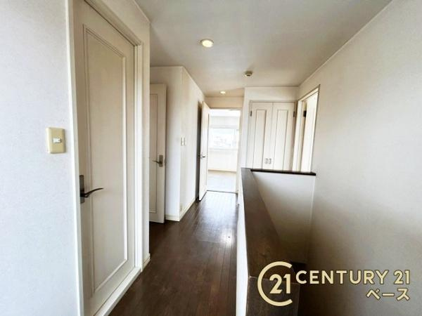 宇陀市榛原ひのき坂３丁目の中古一戸建の内装|■現地撮影写真■こちら２階廊下部分でございます！あると嬉しい収納スペース付き！