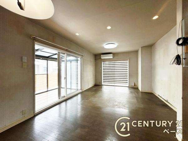 宇陀市榛原ひのき坂３丁目の中古一戸建の居間・リビング|■現地撮影写真■大きな窓から自然光をたっぷり感じられます！ペアガラスと電動シャッター付きです！