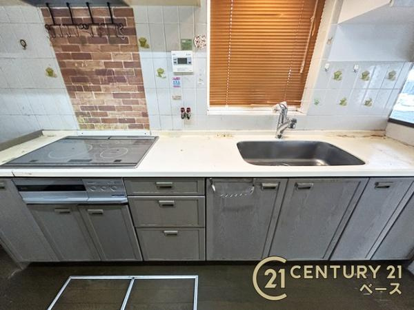 宇陀市榛原ひのき坂３丁目の中古一戸建のキッチン|■現地撮影写真■収納力と使いやすさを追求したシステムキッチンです！