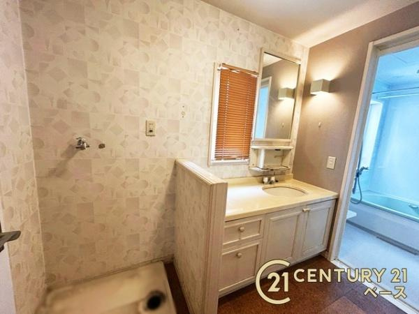 宇陀市榛原ひのき坂３丁目の中古一戸建の独立洗面台|■現地撮影写真■ワイドサイズ洗面台が設置された洗面室です！