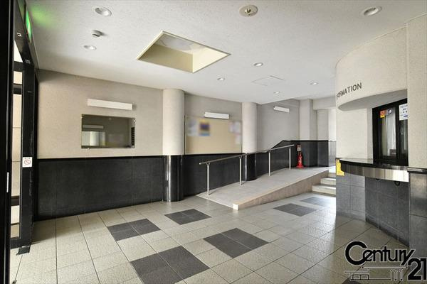 サンヴェール橿原神宮前のエントランス|■現地外観写真■スロープ付きで車椅子・ベビーカー・台車も楽々！