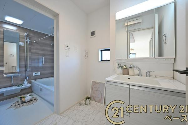 奈良市帝塚山３丁目の新築一戸建の独立洗面台|■現地撮影写真■三面鏡タイプのミラーキャビネット！収納スペースも豊富です！