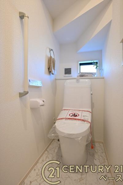 奈良市帝塚山３丁目の新築一戸建のトイレ|■現地撮影写真■フチなし＆トルネード洗浄でお掃除も楽らく！ウォシュレット付きです！