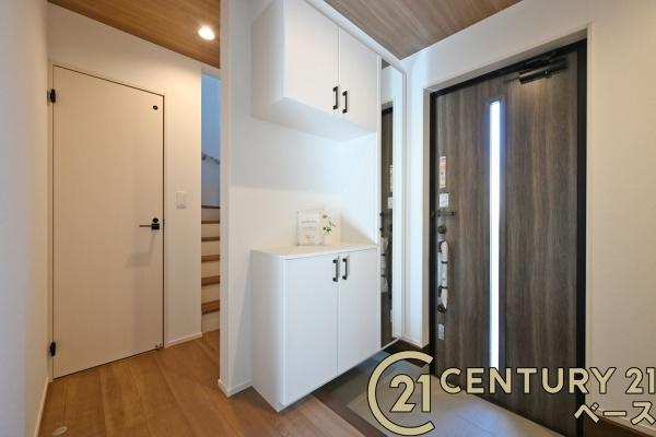 奈良市帝塚山３丁目の新築一戸建の玄関|■現地撮影写真■すっきりとした明るい玄関が家族やお客様を迎えてくれます！