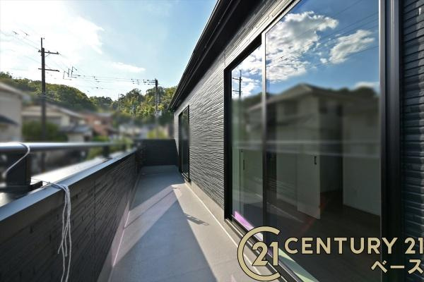 奈良市帝塚山３丁目の新築一戸建のバルコニー|■現地撮影写真■日当たりのよい広々としたバルコニー！洗濯物もよく乾きます！