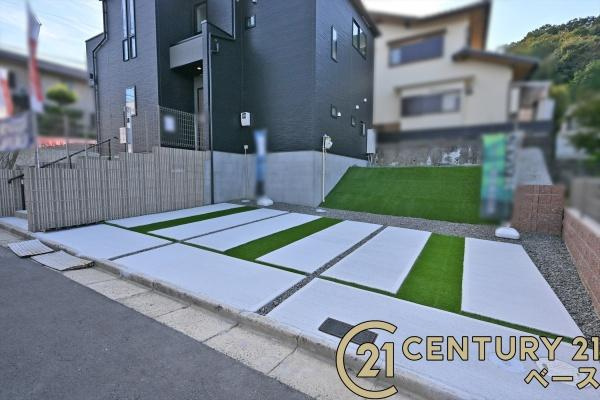 奈良市帝塚山３丁目の新築一戸建の駐車場|■現地撮影写真■駐車スペース３台分完備！