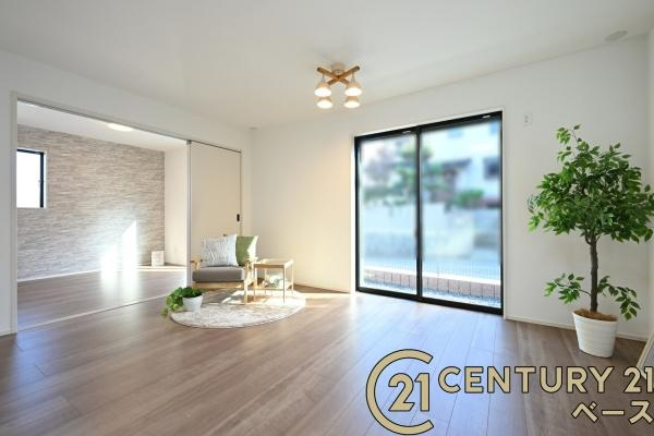 奈良市帝塚山３丁目の新築一戸建の居間・リビング|■現地撮影写真■家計と環境に優しい！断熱性・保温性に優れたペアガラスを使用しています！