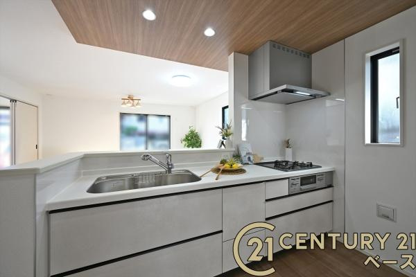 奈良市帝塚山３丁目の新築一戸建のキッチン|■現地撮影写真■家族とのコミュニケーションがとりやすい人気のカウンターキッチン！