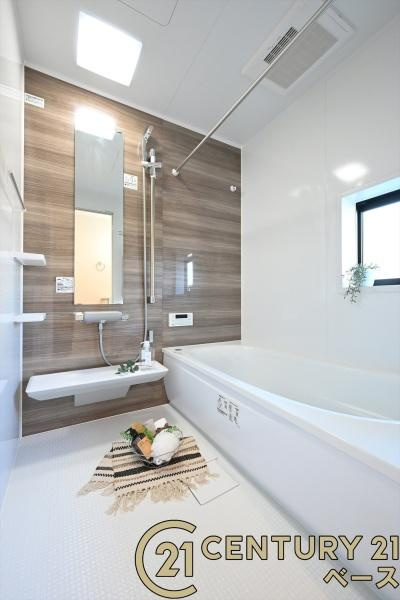 奈良市帝塚山３丁目の新築一戸建の浴室|■現地撮影写真■床は水ハケが良く、乾きやすいのでカビの発生も軽減！