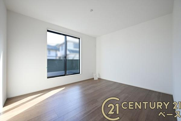 奈良市帝塚山３丁目の新築一戸建の洋室|■現地撮影写真■バルコニーに面した開放感のあるお部屋です！