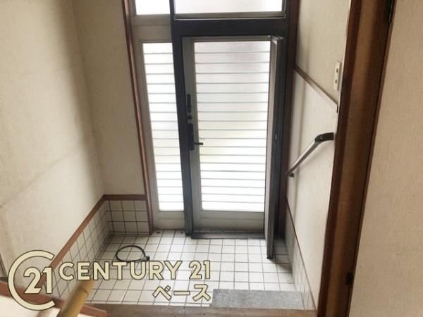 大和高田市南陽町　一戸建の玄関|■現地撮影写真■すっきりとした玄関が家族やお客様を迎えてくれます！