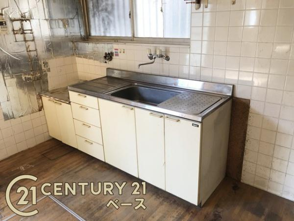 大和高田市南陽町　一戸建のキッチン|■現地撮影写真■収納力と使いやすさを追求したシステムキッチンです！