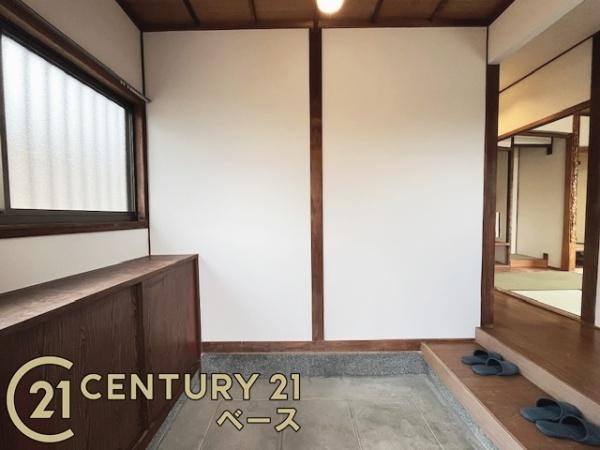 奈良市菅原町の中古一戸建の玄関|■現地撮影写真■すっきりとした明るい玄関が家族やお客様を迎えてくれます！