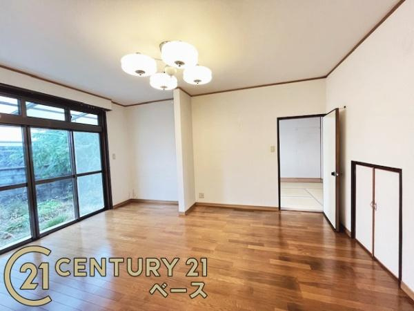 奈良市菅原町の中古一戸建の洋室|■現地撮影写真■多用途に便利なLDK横の洋室10帖です！