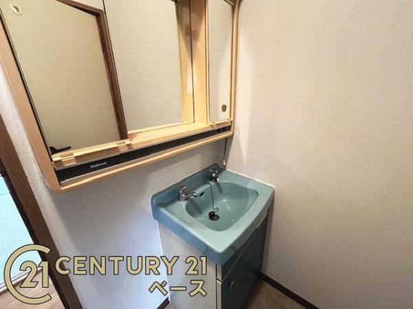 奈良市菅原町の中古一戸建の独立洗面台|■現地撮影写真■ハウスクリーニング済でキレイな洗面スペースです！