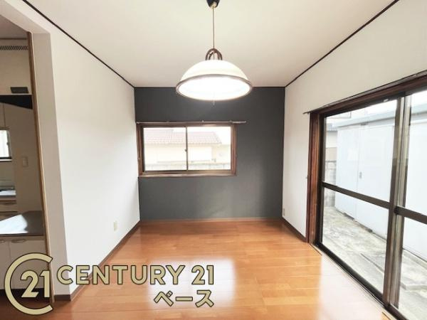 奈良市菅原町の中古一戸建の居間・リビング|■現地撮影写真■大きな窓から柔らかい光が射し込みます！