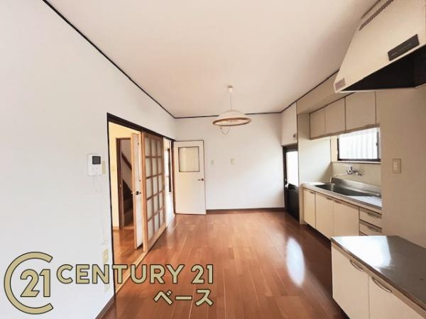 奈良市菅原町の中古一戸建の居間・リビング|■現地撮影写真■家族団欒も快適な１３帖の広々としたリビング！