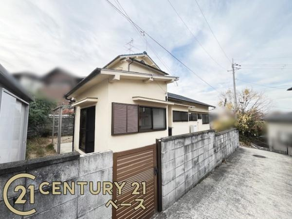 奈良市菅原町の中古一戸建の前面道路含む現地写真