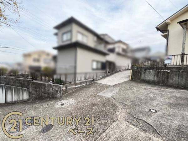 奈良市菅原町の中古一戸建の前面道路含む現地写真