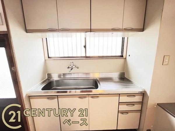 奈良市菅原町の中古一戸建のキッチン|■現地撮影写真■収納力と使いやすさを追求したキッチンです！