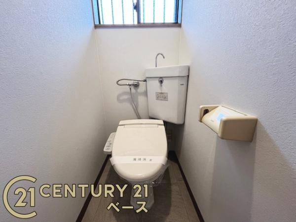 奈良市菅原町の中古一戸建のトイレ|■現地撮影写真■リフォーム済みの綺麗なお手洗いです！