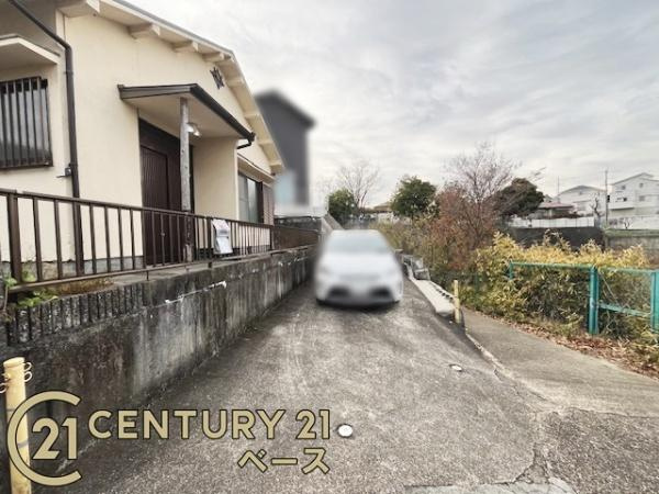 奈良市菅原町の中古一戸建の駐車場|■現地撮影写真■広々とした駐車スペースを完備！