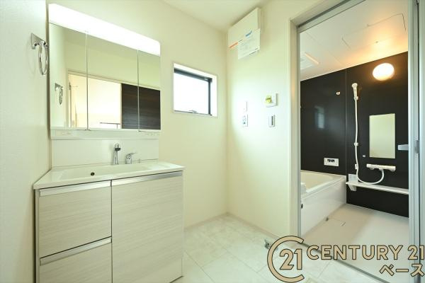 リーブルガーデン金屋 ２号棟 ／新築一戸建の独立洗面台|■現地撮影写真■三面鏡タイプのミラーキャビネット！収納スペースも豊富です！