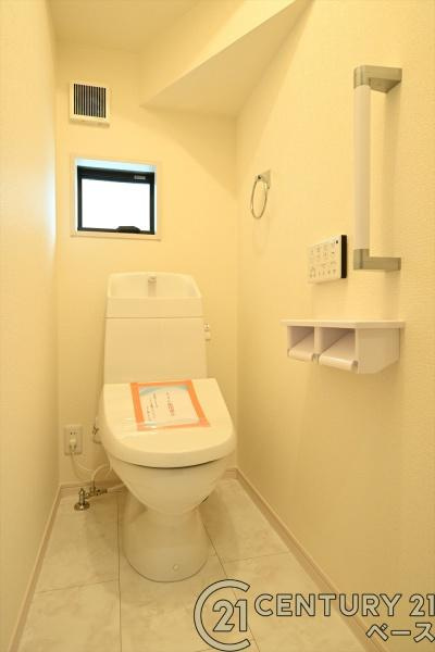 リーブルガーデン金屋 ２号棟 ／新築一戸建のトイレ|■現地撮影写真■ウォシュレット完備！トルネード洗浄・フチなし形状でお手入れも楽々ですね！