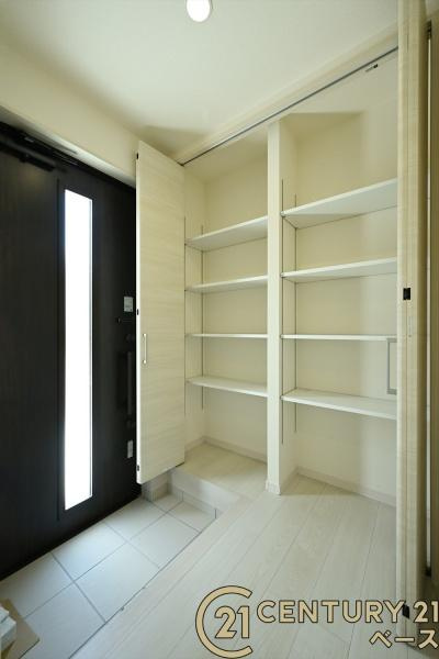 リーブルガーデン金屋 ２号棟 ／新築一戸建の玄関|■現地撮影写真■大容量シューズボックス完備！