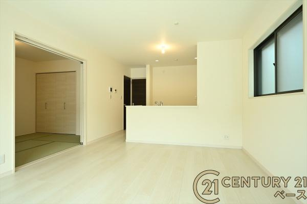 リーブルガーデン金屋 ２号棟 ／新築一戸建の居間・リビング|■現地撮影写真■窓ガラスは気密性を高めるペアガラスを採用！結露防止にも効果的です！