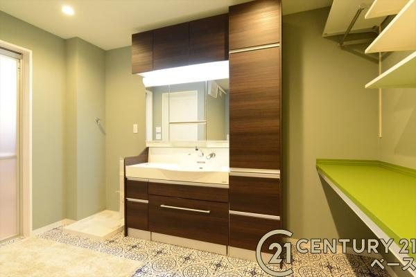 桜井市阿部 ／一戸建の独立洗面台|■現地撮影写真■三面鏡タイプのミラーキャビネット！収納スペースも豊富です！