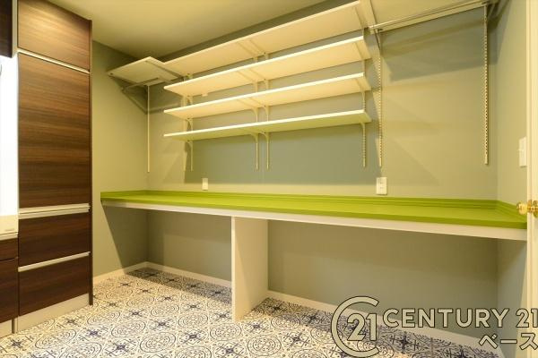 桜井市阿部 ／一戸建の独立洗面台|■現地撮影写真■収納豊富な明るい洗面スペースです！